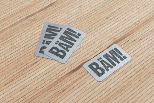 Ein Label zum Aufnähen - "BÄM!" reflektierend (3M™ Scotchlite™)