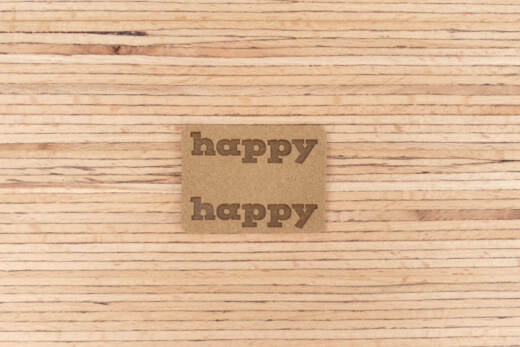 Ein Label zum Einnähen (Seitennaht) - "happy happy" - taupe