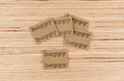 Ein Label zum Einnähen (Seitennaht) - "happy happy" - taupe