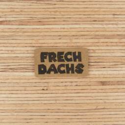 Ein Label zum Aufnähen –  "FRECHDACHS" taupe