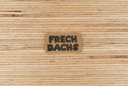 Ein Label zum Aufnähen – "FRECHDACHS" taupe
