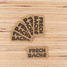 Ein Label zum Aufnähen –  "FRECHDACHS" taupe – Bild 2