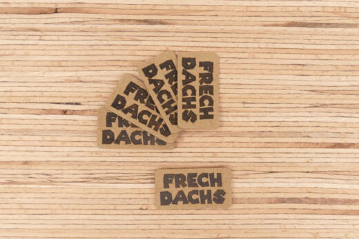 Ein Label zum Aufnähen – "FRECHDACHS" taupe