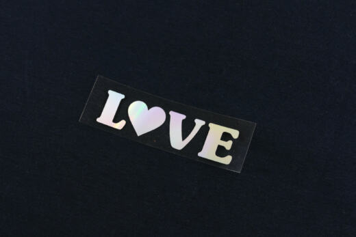 Bügelbild H16 - holografisch - "Love" mit Herz klein (ca. 2,5 x 7cm)