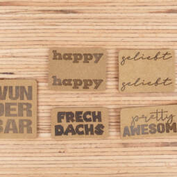 Ein Label zum Einnähen (Seitennaht) - "happy happy" - taupe – Bild 3