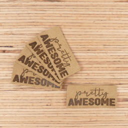 Ein Label zum Aufnähen –  "pretty AWESOME" taupe – Bild 2