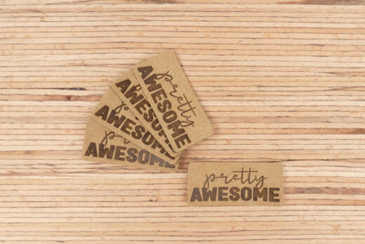 Ein Label zum Aufnähen – "pretty AWESOME" taupe