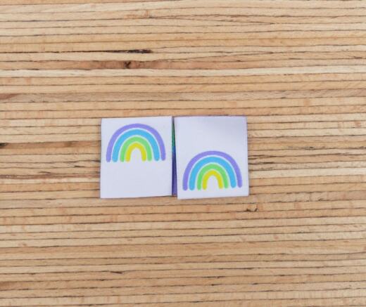Zwei Weblabel zum Einnähen – Tigerlilly EP – Regenbogen