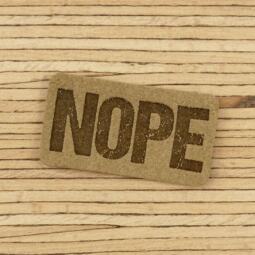 Ein Label zum Aufnähen –  "NOPE" taupe