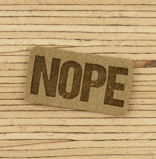 Ein Label zum Aufnähen –  "NOPE" taupe