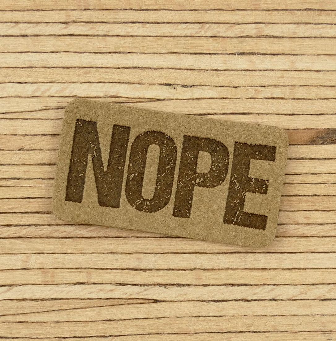Ein Label zum Aufnähen –  "NOPE" taupe – Bild 1