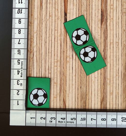 Zwei Weblabel zum Einnähen – Tigerlilly EP – Fußball