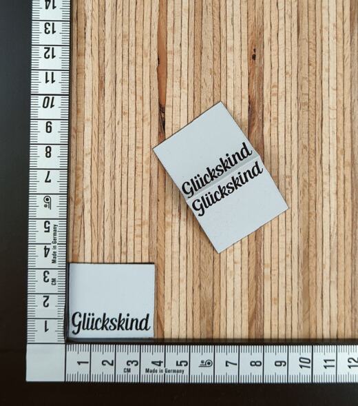 Zwei Weblabel zum Einnähen – Tigerlilly EP – "Glückskind"
