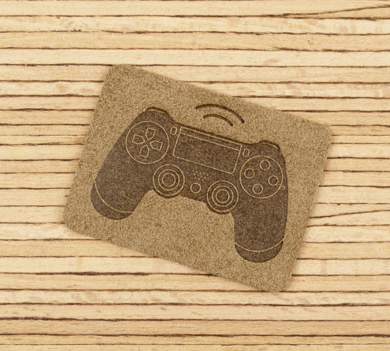 Ein Label zum Aufnähen –  Controller taupe – Bild 1