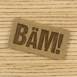 Ein Label zum Aufnähen – "BÄM!" taupe