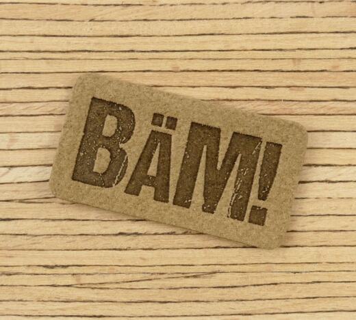 Ein Label zum Aufnähen –  "BÄM!" taupe
