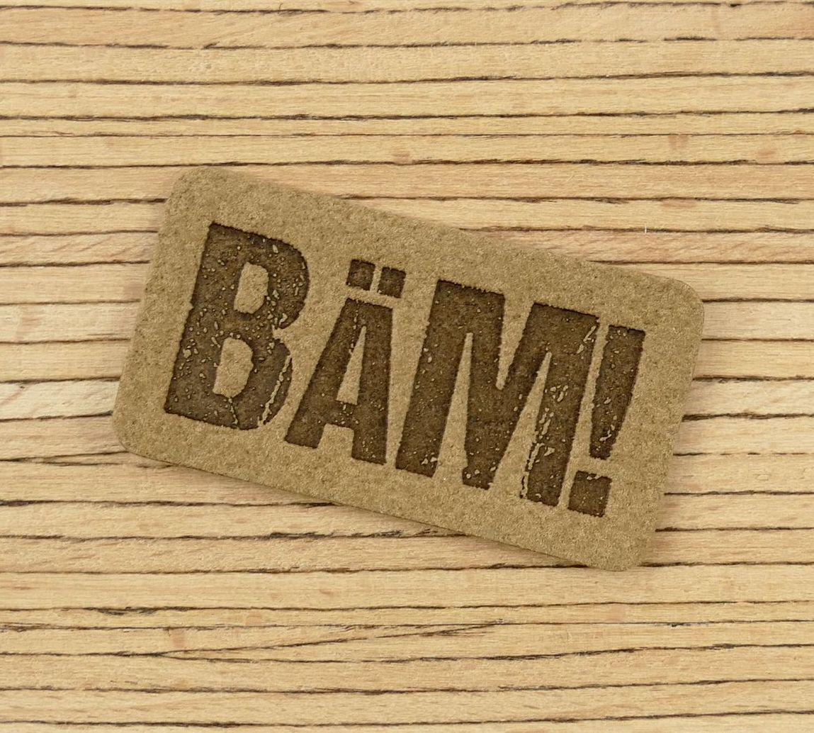 Ein Label zum Aufnähen –  "BÄM!" taupe – Bild 1