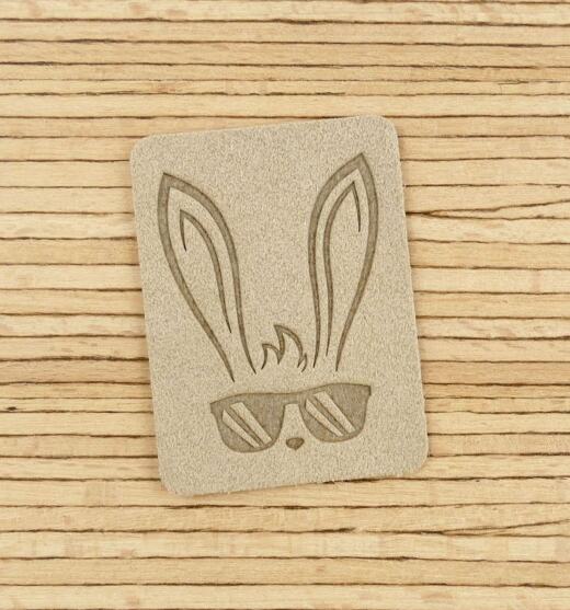 Ein Label zum Aufnähen – Cooler Hase greige