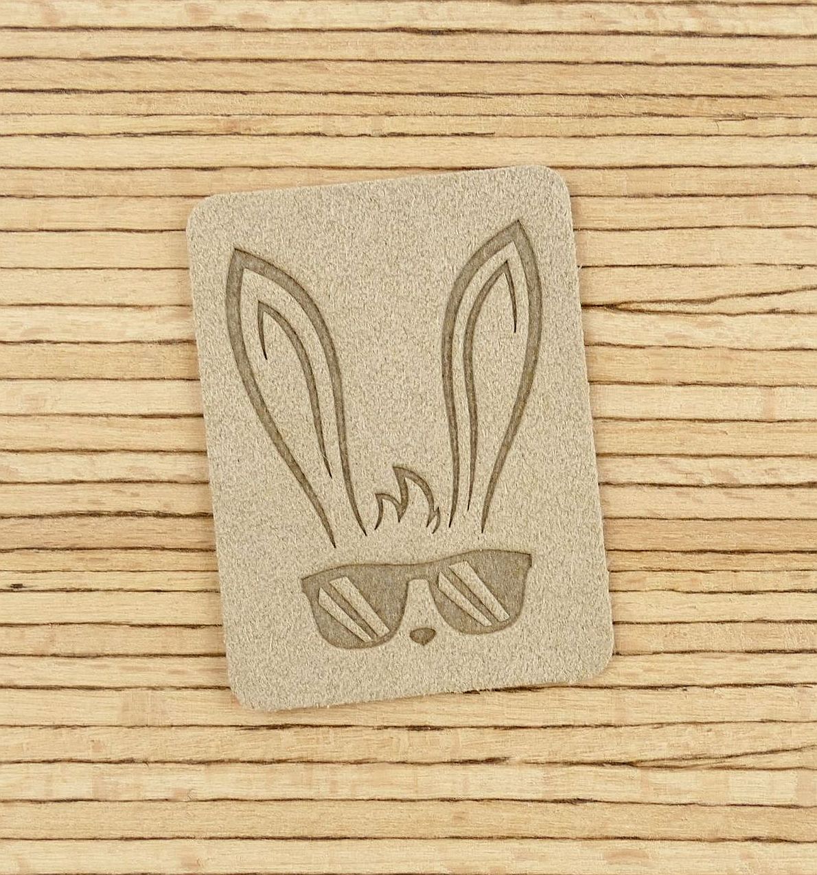 Ein Label zum Aufnähen – Cooler Hase greige – Bild 1