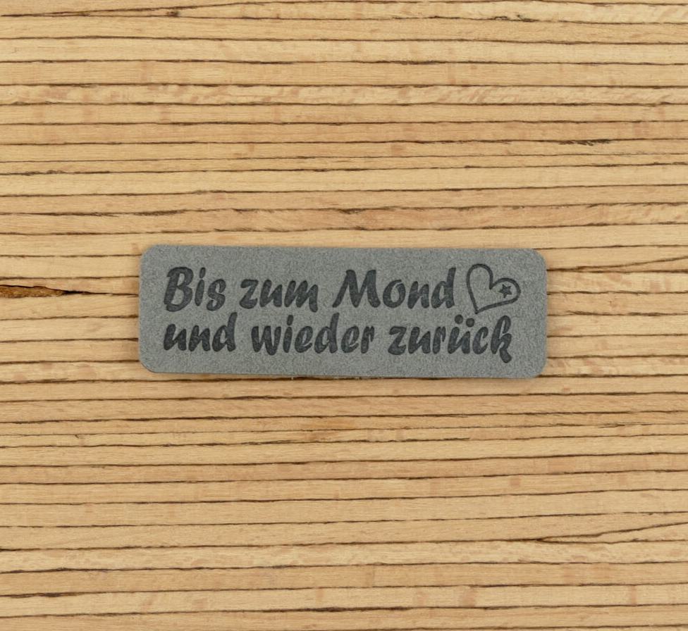 Ein Label zum Aufnähen –  "Bis zum Mond und wieder zurück" - grau – Bild 1