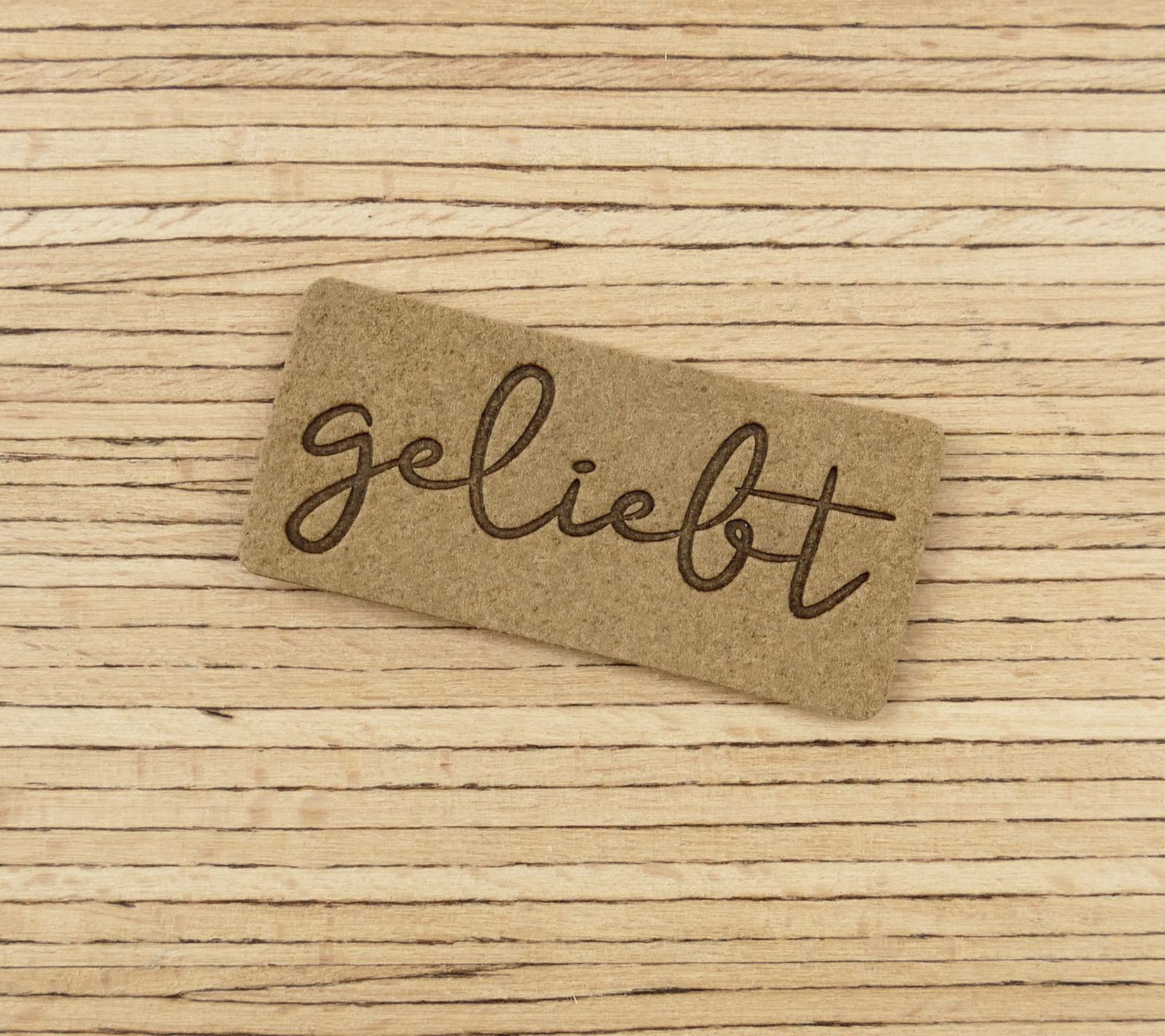 Ein Label zum Aufnähen – "geliebt" - taupe – Bild 1