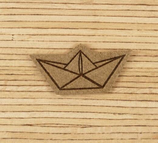 Ein Label zum Aufnähen – Papierschiff taupe