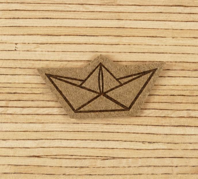 Ein Label zum Aufnähen – Papierschiff taupe – Bild 1