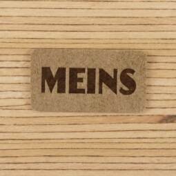 Ein Label zum Aufnähen – "MEINS" taupe