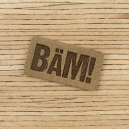 Ein Label zum Aufnähen – "BÄM!" taupe