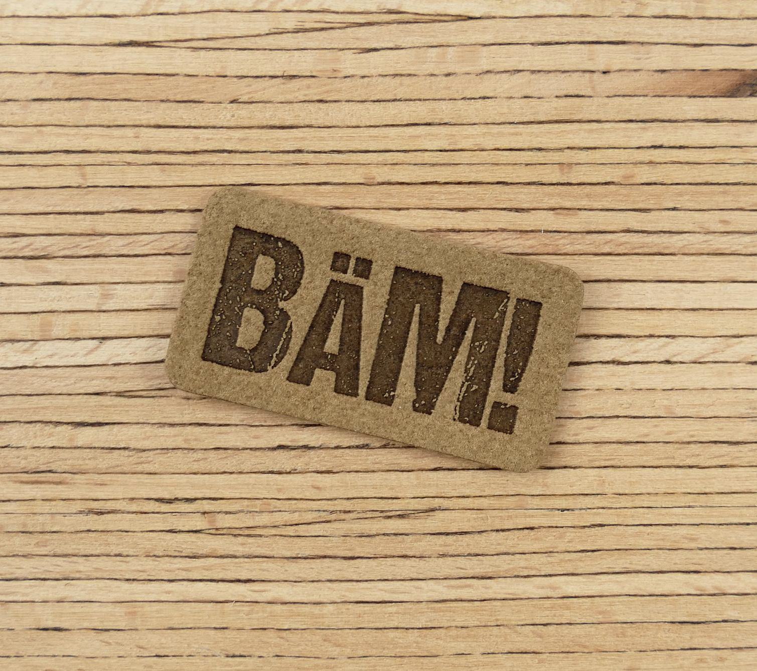 Ein Label zum Aufnähen –  "BÄM!" taupe – Bild 1