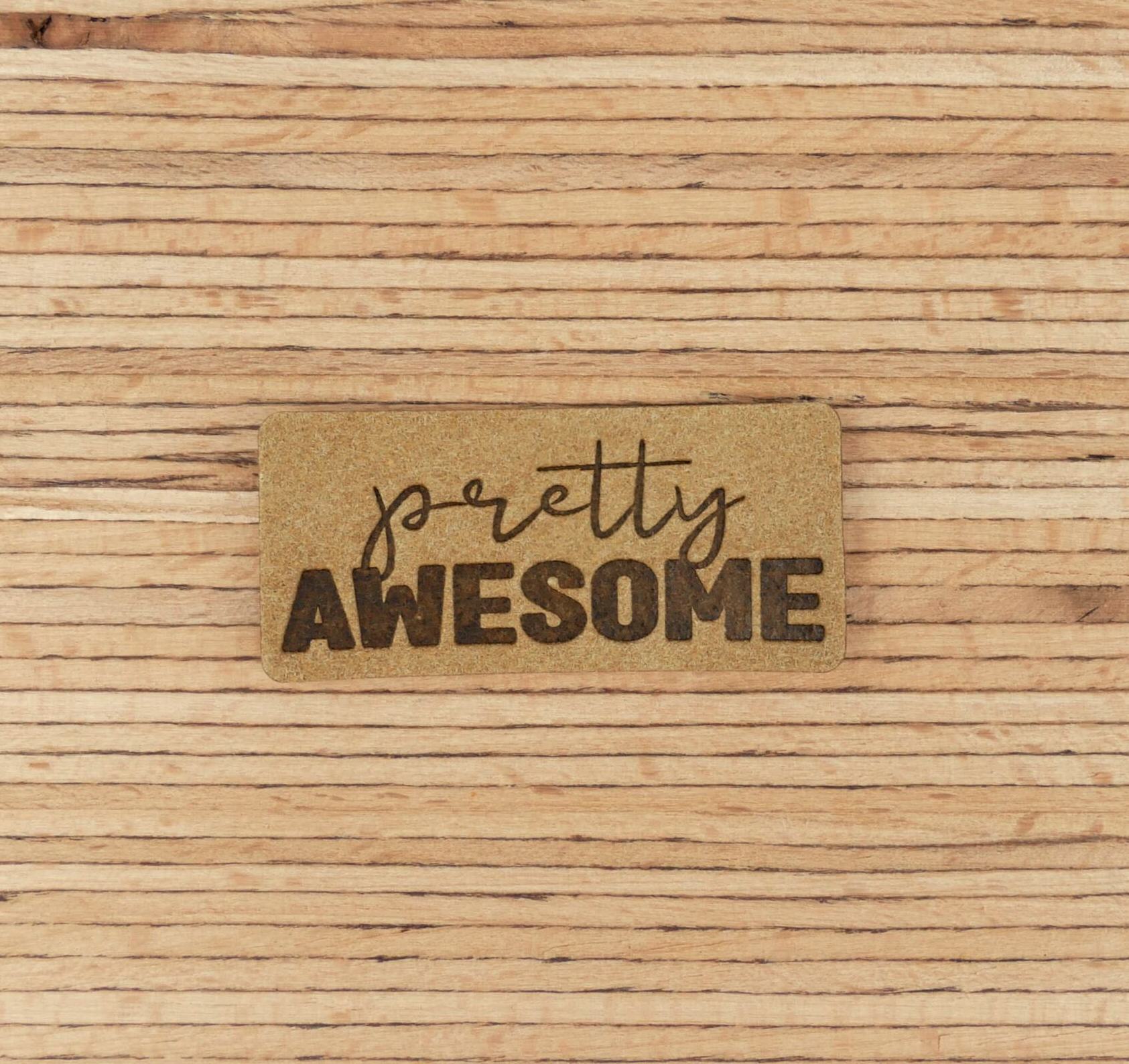Ein Label zum Aufnähen –  "pretty AWESOME" taupe – Bild 1