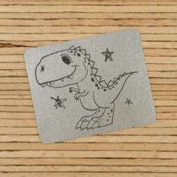 Ein Label zum Aufnähen - Dinosaurier reflektierend (3M™ Scotchlite™) – Bild 1