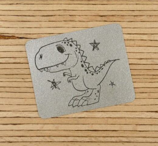 Ein Label zum Aufnähen - Dinosaurier reflektierend (3M™ Scotchlite™)