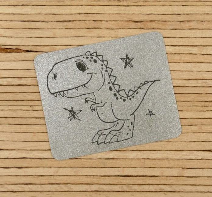 Ein Label zum Aufnähen - Dinosaurier reflektierend (3M™ Scotchlite™) – Bild 1
