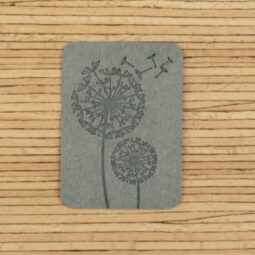 Ein Label zum Aufnähen – Pusteblumen - Grau