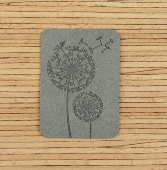 Ein Label zum Aufnähen –  Pusteblumen - Grau – Bild 1