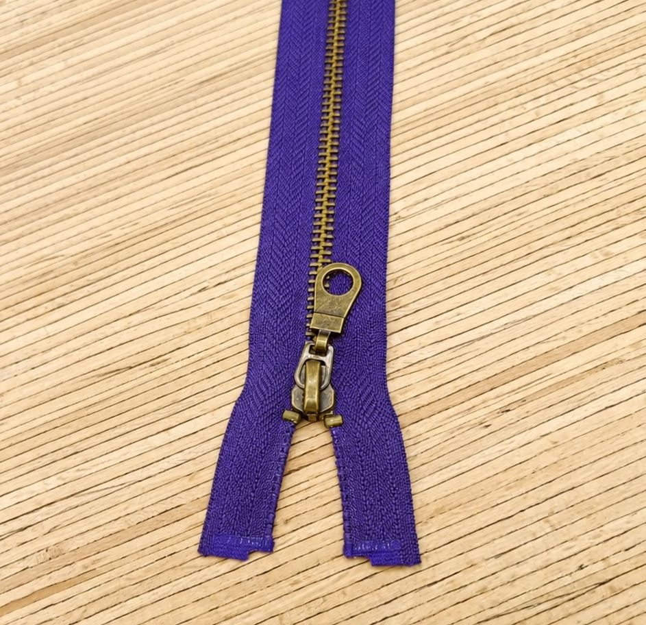 Ein teilbarer Metall Jackenreißverschluss 70cm - lila – Bild 1