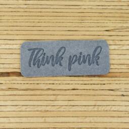 Ein Label zum Aufnähen – "Think pink" grau