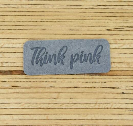 Ein Label zum Aufnähen – "Think pink" grau